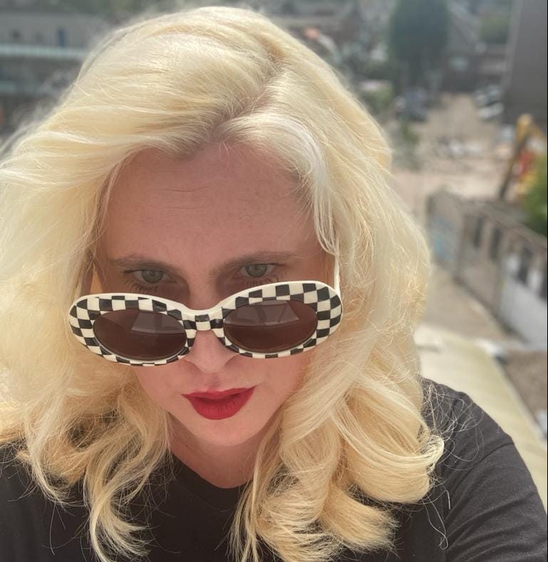 Marilyn Monroe look with sunglasses